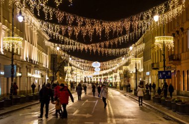 Varşova, Polonya - 25 Aralık 2018: Varşova 'da Nowy Swiat' ın tatil süslemeleri. Polonya