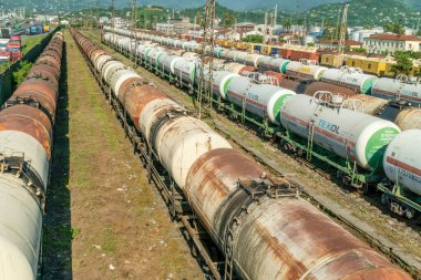 Batumi, Georgia-4 Temmuz 2019: tren istasyonunda kargo tankı treni. Yük trenlerini park etmek. Deposunda konteynır bulunan yük treni platformu ihracat lojistiği için kullanılır..