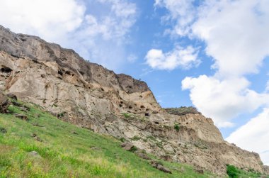 Vardzia mağaralarının gökyüzüne bakan bulutlu görüntüsü. Vardzia, Gürcistan 'ın güneyinde bir mağara manastırı.