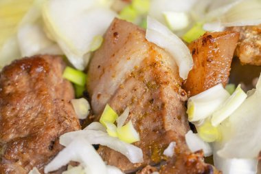 Kızarmış et ve soğan tavada kızartılır.