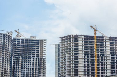 İnşaat alanındaki inşaat vinci olan binalara bak