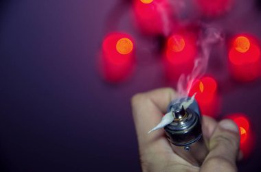 Elektronik sigara, kırmızı arka planda dana eti, duman.