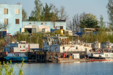 Eski rıhtım, demirli eski gemiler ve yatlar, kıyıdan gelen martılar. Bahar, güneşli hava