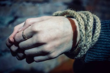 Eli kolu bağlı bir kızın elleri. Adam kaçırma ve şiddet kavramı