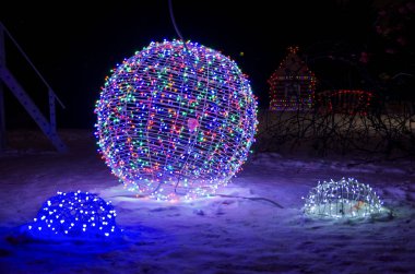 Yeni yıl sokakta büyük bir ışık topu; yeni yıl, Noel