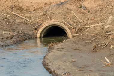 Otobanın altındaki drenaj sistemi. Yolun altında beton boru var. Nehir