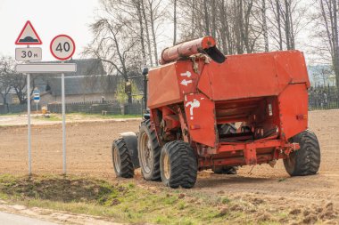 Traktör tarlada sürüyordu.