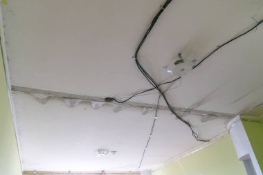 Tavandaki kablolar, esnek bir tavan kurulumuna hazırlık