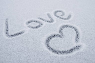 Karda aşk metni yazmak, karda kalbi boyamak.