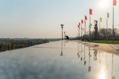 Parktaki korkulukta oturan adamın görüntüsü 