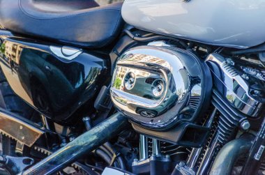 Motosiklet kısmı yakın plan, güzel modern motosiklet. Modern bir motosiklet motorunun yakın çekimi.