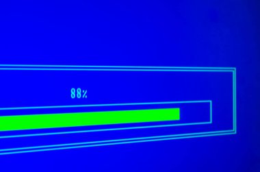 % 88 çubuklu dizüstü bilgisayar mavi ekranda yükleniyor. Yükleme göstergesi konsepti ayarlanıyor
