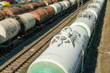 Batumi, Georgia-4 Temmuz 2019: tren istasyonunda kargo tankı treni. Yük trenlerini park etmek. Deposunda konteynır bulunan yük treni platformu ihracat lojistiği için kullanılır..
