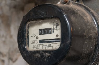Duvarda eski Sovyet elektrik sayacı var.