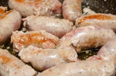 Tavada kızartılmış sosisler.