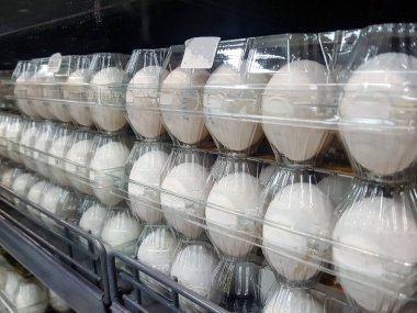 Süpermarketteki raflarda paketlenmiş yumurtalar. Yumurta ve süt ürünleri ana protein ve kalsiyum kaynaklarıdır..