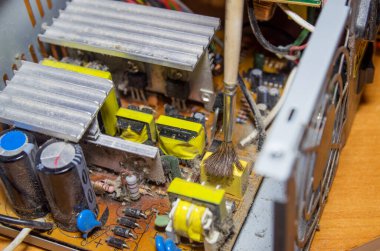 Bilgisayarın güç kaynağını tozdan temizleyin.