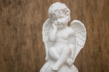 Güzel beyaz melek ahşap arka planda