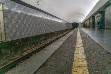 Tiflis, Gürcistan - 29 Haziran 2019: İnsanlar Tiflis metrosundaki platformda tren bekliyor.