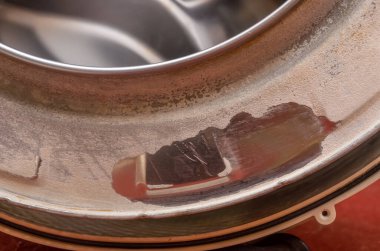 Çamaşır makinesi ve hasarlı davul ölçeği