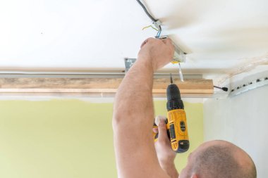 Gerilme tavanı için duvar rehberine bağlıyım. Tamirciler esnek bir tavan kurdular