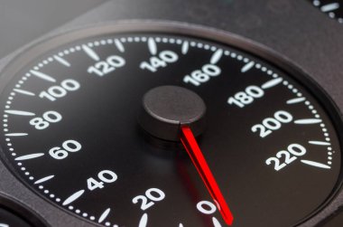 Arabadaki bir hız göstergesine yakın çekim