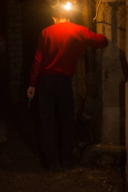 Uyuşturucu bağımlılığına karşı, uyuşturucu sorunu olan bir adamın bakış açısı, bodrum katında, uyuşturucu şırıngası, dünya uyuşturucu sorunu