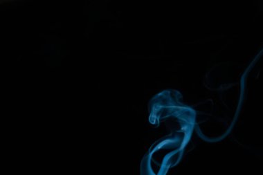 Siyah arka planda kopya alanı olan güzel soyut mavi duman. Sanat tasarımı veya çizimi için duman arka planı. Dumanın soyut figürü