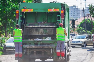 Yoldaki bir çöp kamyonunun görüntüsü 