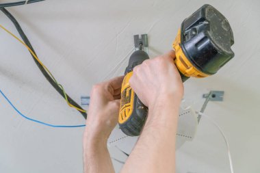 Tamirci, lambanın altına esneme tavanı için platform kurar