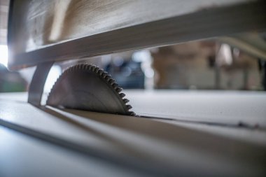 Ahşap işçiliği için yakın çekim dairesel testere