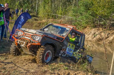 Krugloe, Belarus-6 Ekim 2018: Su ve çamur üzerinde off-road araçları