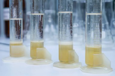 Sıvılarla dolu laboratuvar bardakları. İki aşamalı sıvı şişeler.