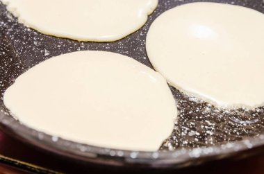 Yakın planda gözleme pişirmek. Ev yapımı yemek kavramı.