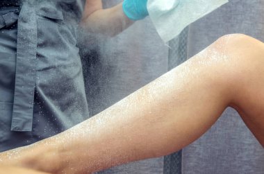 Metin için alanı olan mor duvar dokusunda renkli kelebekler arka plan için kullanılabilir