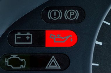 Ekran sembolleri pil ve yağlı lamba uyarısı.