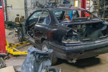 Otomobil montajındaki kazadan sonra yarı parçalanmış bir araba. Araba servisi kavramı, otomatik montaj, kullanılan otomobil parçaları