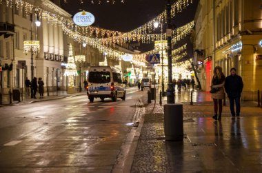 Varşova, Polonya - 25 Aralık 2018: Varşova 'da Nowy Swiat' ın tatil süslemeleri. Polonya. Polis arabası.