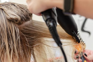 Sarışın bir kız için saç kurutma makinesi tasarımı.