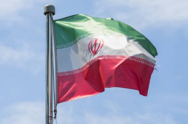 Mavi gökyüzüne karşı Avrupa bayrakları