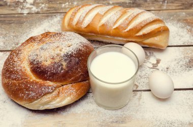 Bir bardak süt, somun, iki yumurta ve un.