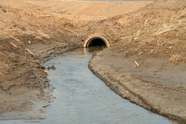 Otobanın altındaki drenaj sistemi. Yolun altında beton boru var. Nehir