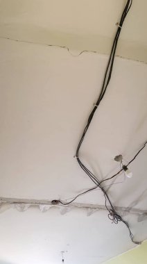 Tavandaki kablolar, esnek bir tavan kurulumu için hazırlıklar. Dikey fotoğraf