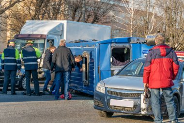 Güneşli bir günde, şehirde bir kaza oldu. Otobanda ters dönmüş minibüs mavisi. Polis arabayı inceliyor, bir protokol hazırlıyor..
