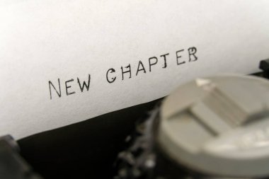 Yazılı metni kapat Eski bir daktiloda yeni bir bölüm