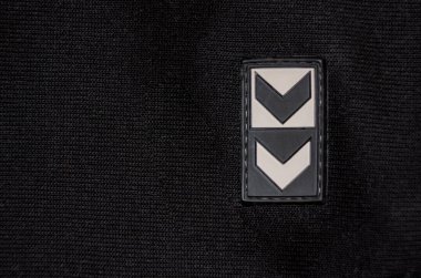 Siyah zemin üzerinde beyaz-siyah ok işaretçisi, yönü gösterir.