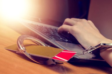 Kelepçe, dizüstü bilgisayar kartı.