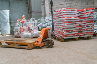 Mogilev, Belarus - 13 Aralık 2019: Çantalı depo, kargo taşıyıcısı. sanayi tesisleri