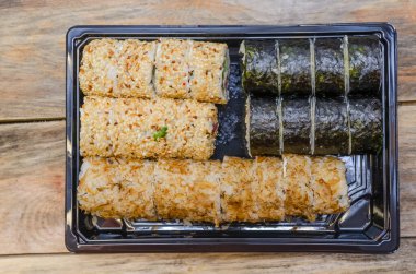 Suşi Toto Maki, Bonito Maki, Akito Maki 'yi tahta arka planda ayarla. Kopyalama alanı olan üst görünüm