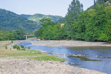 Dağ tepelerinin manzarası, güzel nehirli dağ manzarası.